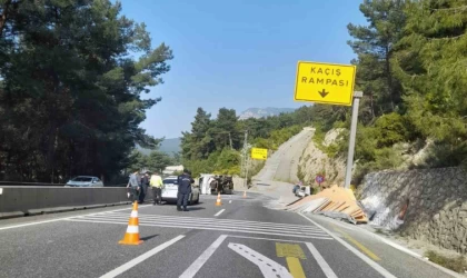 Sakar rampasında freni patlayan kamyon kazasında bir yaralı