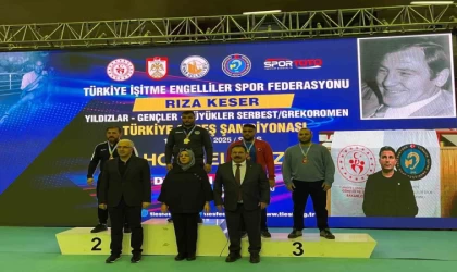 Sakarya Büyükşehir güreşçileri Sivas’ta şampiyon oldu