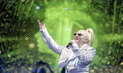 Sanatçı Ece Seçkin, Mersin’de sahne aldı