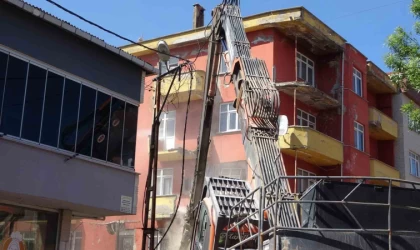 Sancaktepe’de depremde hasar gören 5 katlı bina kontrollü şekilde yıkıldı