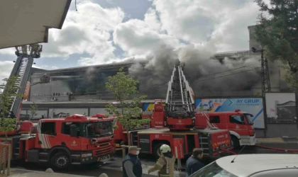 Sancaktepe’de iş merkezinde çıkan yangın kontrol altına alındı
