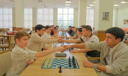 Satranç turnuvası karşılaşmalarda renkli anlara sahne oldu