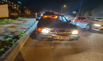 Şerit değiştirmeye çalışan motosiklet otomobile çarptı