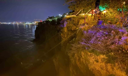 Sevgilisiyle tartışıp 25 metrelik falezlere çıktı, 2,5 saatte ikna edilebildi