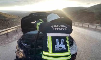 Seyir halindeki otomobil yandı