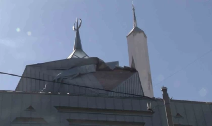 Şiddetli rüzgar nedeniyle Ataşehir’de caminin kaplaması söküldü