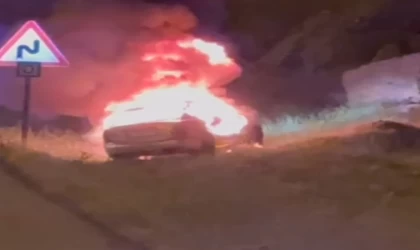 Siirt’te seyir halindeki otomobil alev alev yandı