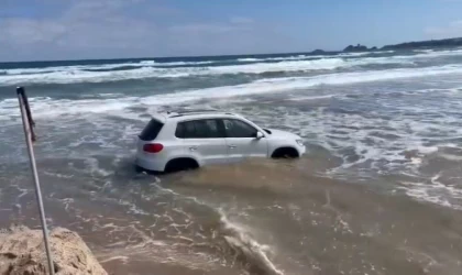 Şile sahilinde otomobil denize sürüklendi