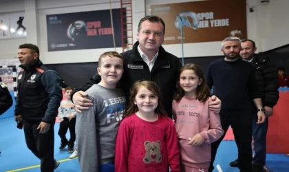 Silivri Belediye Başkanı Balcıoğlu, deprem sonrası Alibey Kapalı Spor Salonu’nu ziyaret etti