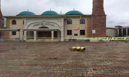 Sivas’ta cami minaresine yıldırım düştü