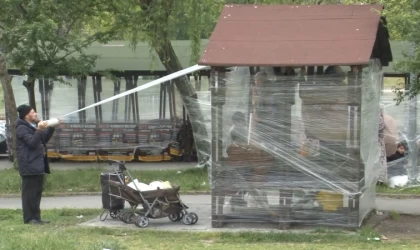 Soğuktan korunmak için bankların ve ağaçların etrafını streç ile kapladılar