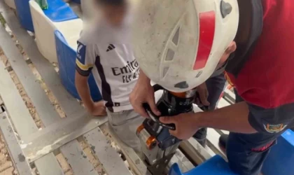 Statta maç izleyen çocuğun ayağı tribündeki demire sıkıştı