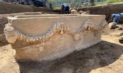 Stratonikeia’da 2000 yıllık girlandlı lahit bulundu