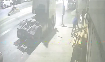 Sultangazi’de ayağına kereste düşürdü, hırsızlığa devam etti: O anlar kamerada