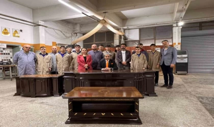 Süper Vali Yazıcıoğlu’nun makam masası, öğrenciler tarafından restore edildi