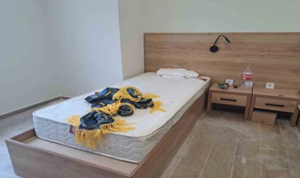 Tadilat halindeki tesiste kalan kişi merak konusu oldu