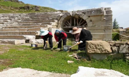 Tarihi kazılara gönüllü katılıyorlar