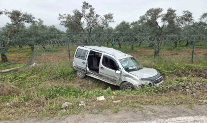 Tarlaya yuvarlanan hafif ticari araçtaki aynı aileden 3 kişi yaralandı