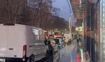 Tatvan’da sağanak yağış taşkınlara yol açtı