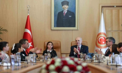 TBMM Başkanı Kurtulmuş makamını 4’üncü sınıf öğrencisi Berra’ya devretti