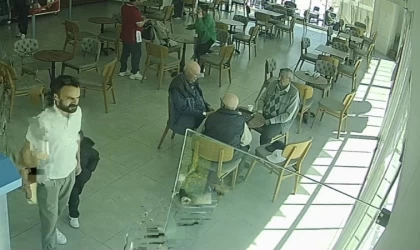 Tekirdağ’da deprem anında kafede dikkat çeken anlar: 3 ihtiyar depremi hissetmedi, kaçanları izledi