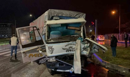 Tır ile kamyonun çarpıştığı kazada 2 kişi yaralandı
