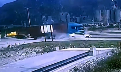 Tırın çarptığı otomobil metrelerce sürüklendi