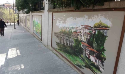 Trabzon’u çizdiği motiflerle güzelleştiriyor
