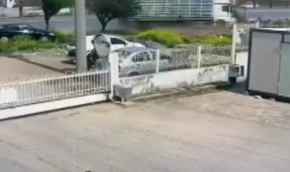 Tüp yüklü tır otomobili sürükleyip devrildi: O anlar kamerada