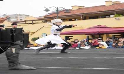 Türk dünyası çocuklarından coşkulu halk oyunu gösterisi