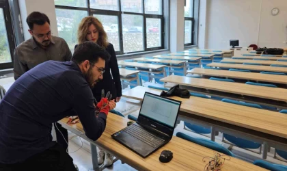 Üniversite öğrencilerinden işaret dilini sese ve yazıya çeviren akıllı eldiven: ”Elitişim”