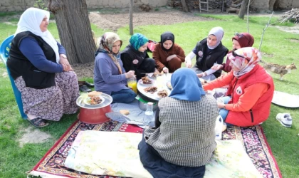 Üniversite öğrencilerinden yardıma muhtaç yaşlılara vefa örneği
