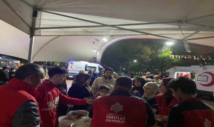 Vakıflar’dan depremin ardından geceyi parkta geçiren vatandaşlara ikram