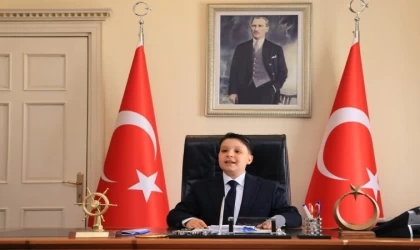 Vali Akbıyık, 23 Nisan’da koltuğunu minik öğrencilere devretti