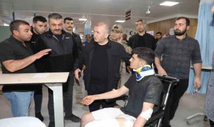 Vali Hatipoğlu midibüsün devrildiği kazada yaralıları ziyaret etti