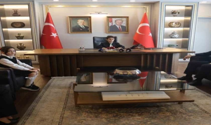 Vali makamını devralan 9 yaşındaki Ali Kemal koltuğun hakkını verdi