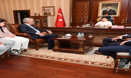 Vali Makas, makamını öğrencilere devretti