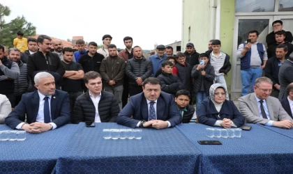 Vali Musa Işın ve milletvekillerinden deprem üssü Simav Yemişli köyüne geçmiş olsun ziyareti