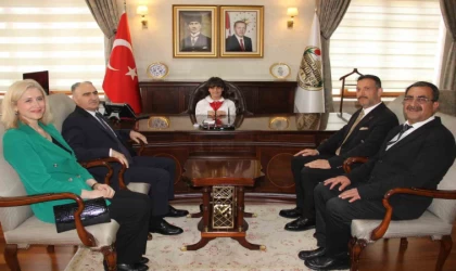 Vali Özkan makamını devretti