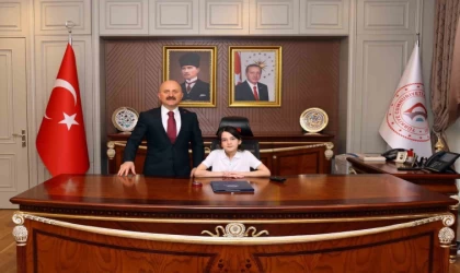 Vali Varol, koltuğu Defne Lara’ya devretti