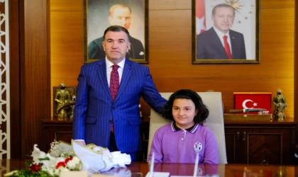 Valinin makam koltuğuna temsili 6. sınıf öğrencisi oturdu