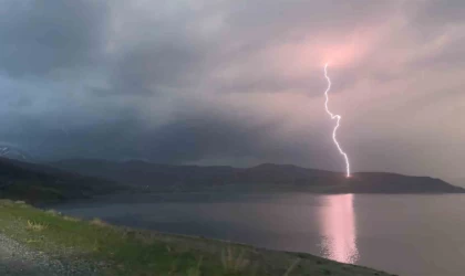 Van Gölü üzerinde çakan şimşekler hem korkuttu hem de görsel şölen oluşturdu