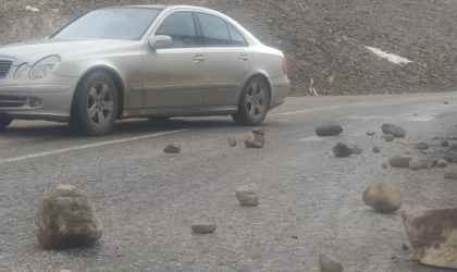 Van’da kara yoluna düşen taşlar tehlike oluşturuyor