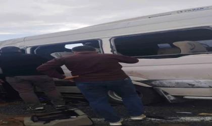 Van’da yolcu minibüsüyle kamyonet çarpıştı: Ölü ve yaralılar var