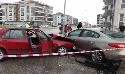 Yağışlı hava ve sürat, kazayı beraberinde getirdi: 1’i ağır 8 yaralı
