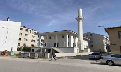 Yaklaşık 10 yıl önce yapımına başlanan cami bitirilemedi