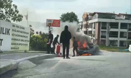 Yalova’da seyir halindeki otomobil alevlere teslim oldu