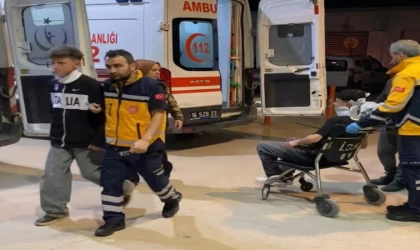 Yan bakma kavgasında 2 kişiyi silah kabzasıyla darp etti