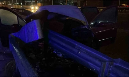 Yanan otomobilde sıkışan sürücüyü itfaiye kurtardı