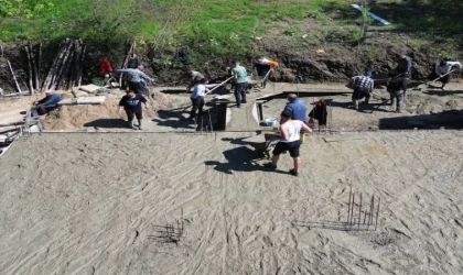 Yangında hasar alıp yıkılan ev imece usulü yapılmaya başlandı